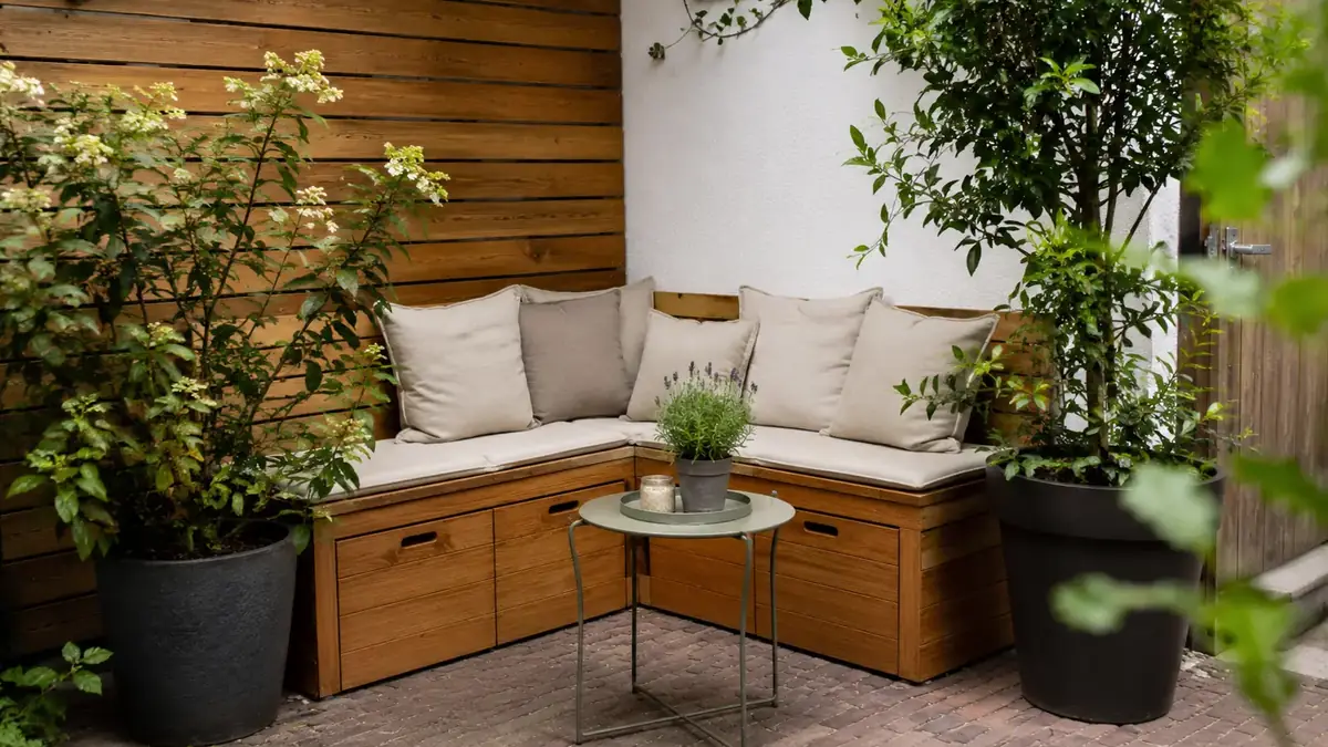 Kompakte Sitzecke clever in den kleinen Garten integriert
