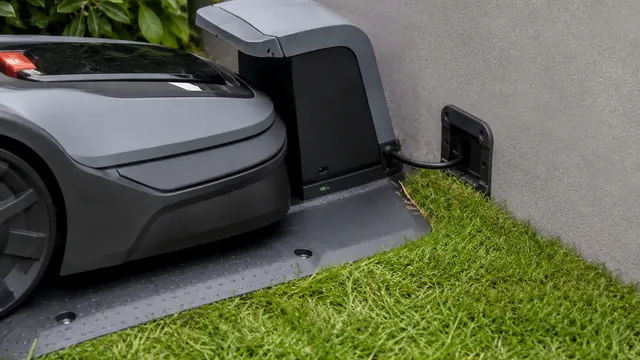 Mähroboter in Aktion auf gepflegtem Rasen mit klarer Schnittlinie