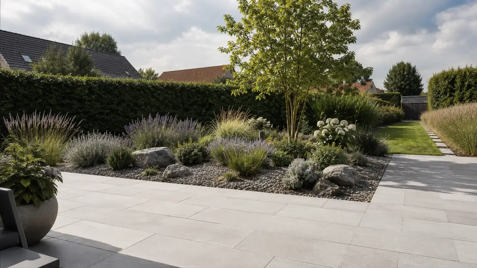 Pflegeleichter Garten mit Bodendeckern und robusten Stauden